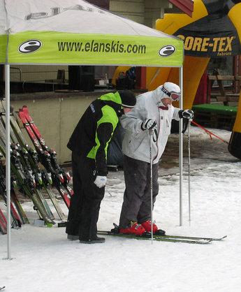 Stenis undersöker årets nya skidmodeller.
