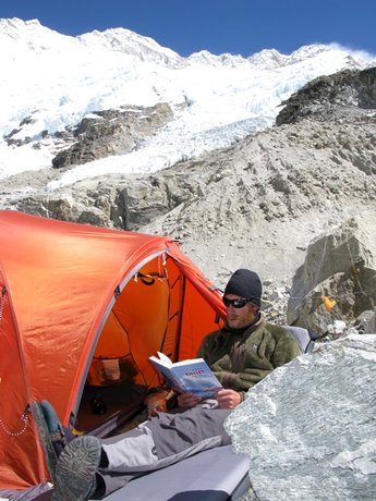 Jörgen lökar bredvid sitt tält med Kangchenjunga i bakgrunden