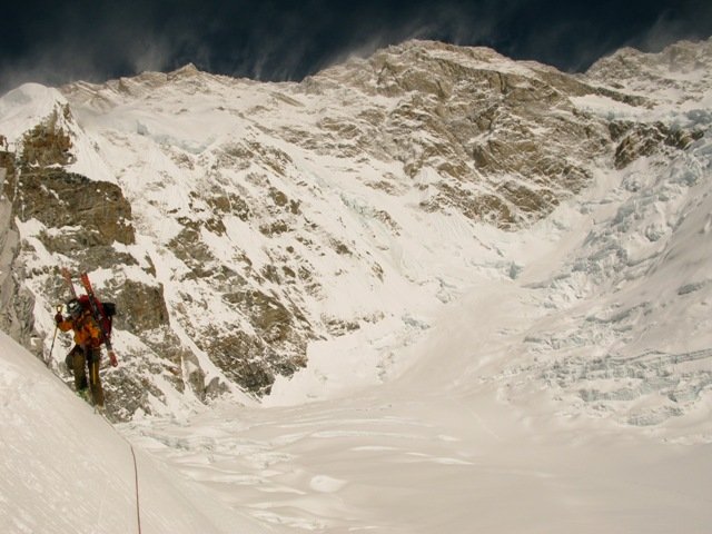 Fredrik klättrar upp mot läger 1 med Yalung Kang I bakgrunden.