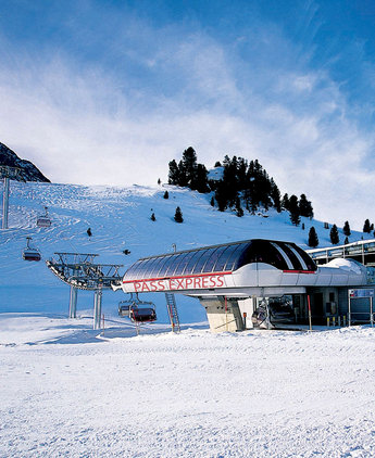 Det tar ca 4 fyra minuter för den nya 6-stolsliften att nå toppen.