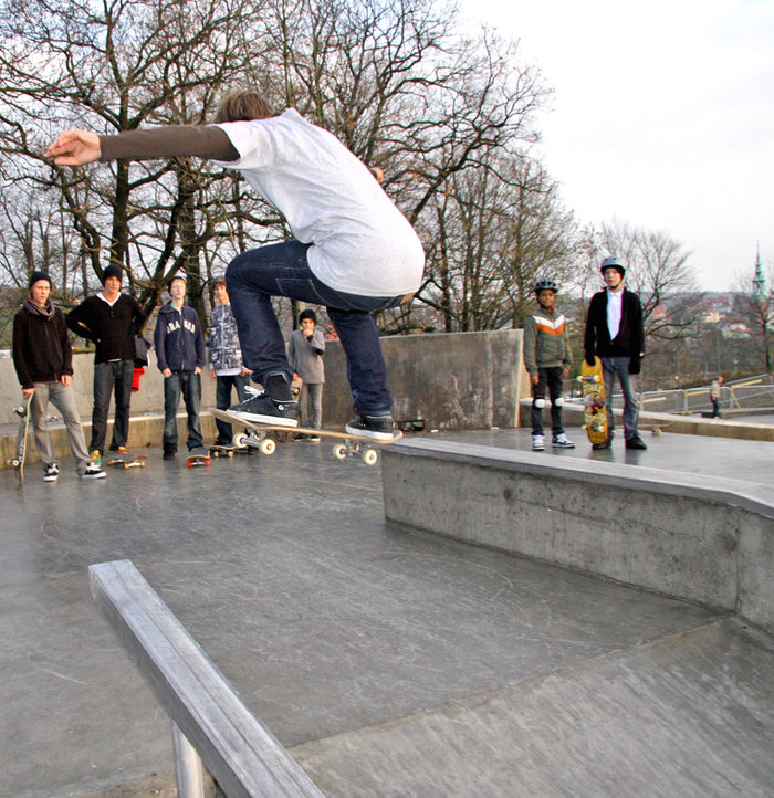 Oscar Malm visar polarna vart skåpet skall stå.