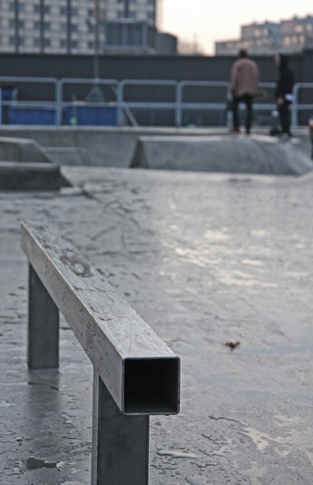 Premiärkvällen bjöd på regn, stålrailsen såg livsfarligt hårda ut.