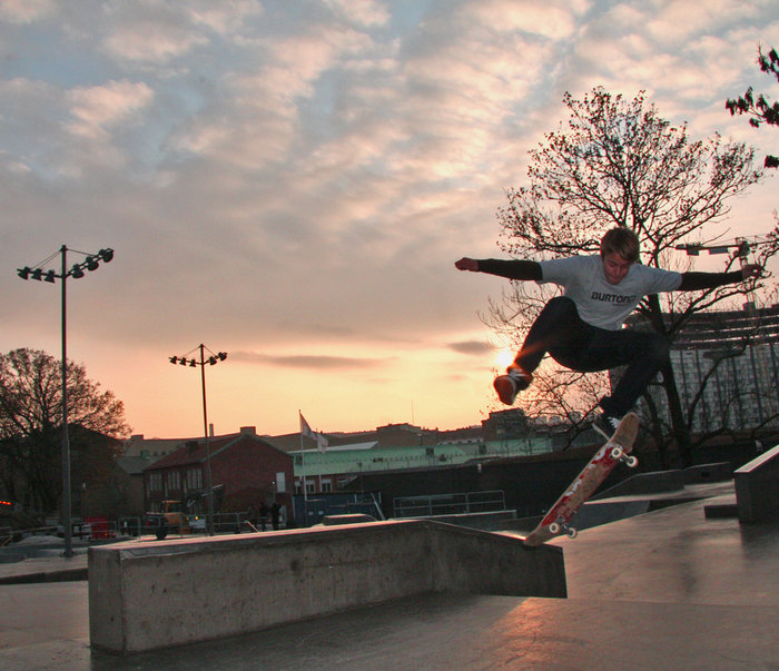 Oscar Malm bjuder på kickflips i eftermiddagssolen.