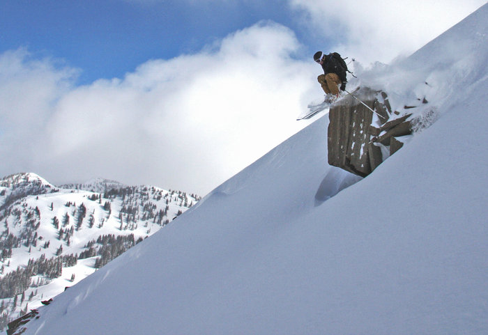 Erik Studer känner på ett av smådropsen under Devil`s Castle i Alta.