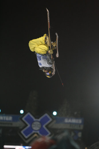 Tanner Hall vänder saker och ting upp och ner.