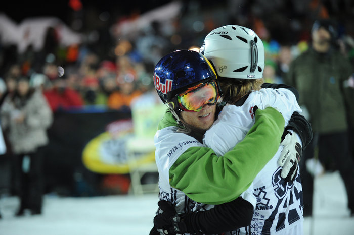 Xavier blir gratulerad av Tanner.