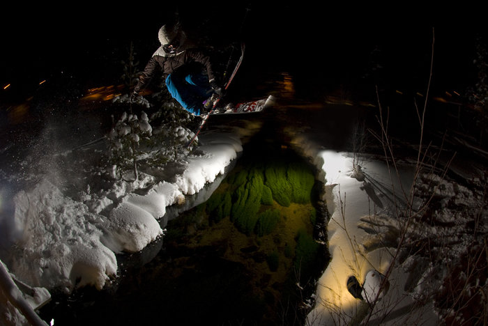 Jag träffade Mårten Bergkvist första gången på skidtestar helgen i Sälen. Det var mycket snö så vi bestämde oss för att göra ett kvälls shot. Vi drog ut och byggde ett hopp över bäcken i Hundfjället, Sälen.  Här är resultatet av lite extra hårt jobb.