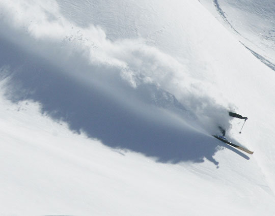 Mannen på bilden åker offpist.