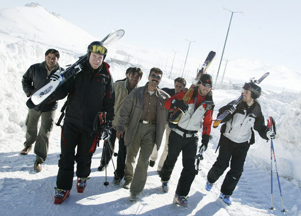 Freerideredaktionen med ett lemmeltåg av nyfikna Koohranginnevånare efter sig på väg till liften.