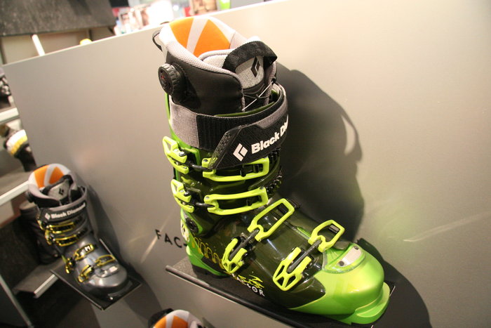 Factor. Med spänningsmekanism för tightare passform runt smalbenet.