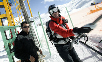 Dizins ”mutlift” (även kallad pungkrossaren på grund av startrycket) med skidområdets mest korrupte liftskötare.