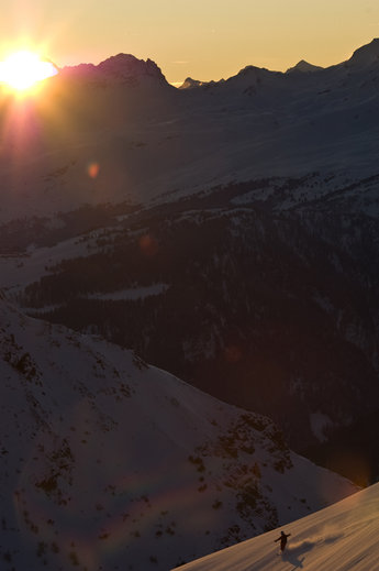 Sista åket för dagen. En minut senare har solen gått ner bakom bergen.