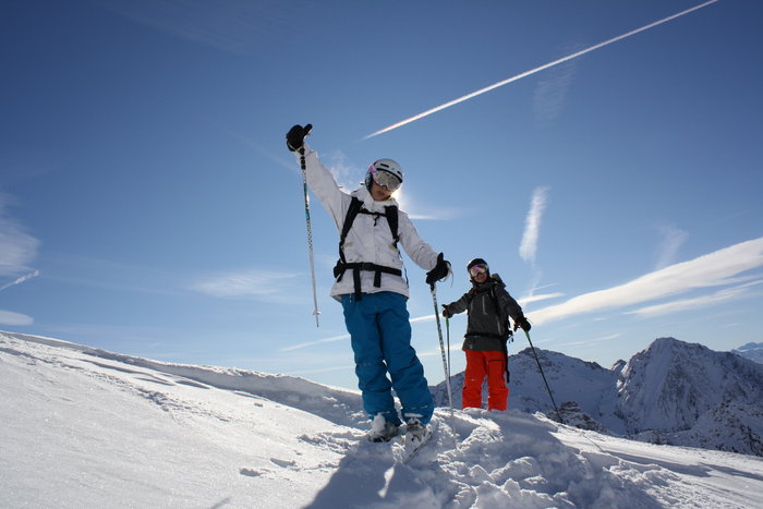 Rebecka Eriksson (tv) och Erika Edling intar Champoluc.
