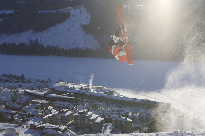 Per Spett flyger högt över Åre by.