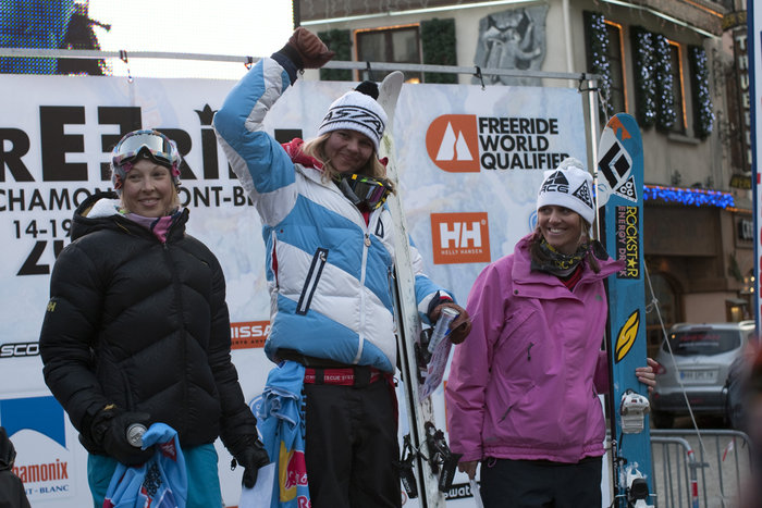 Prispallen i damernas skidklass med Rebecka Eriksson till vänster.