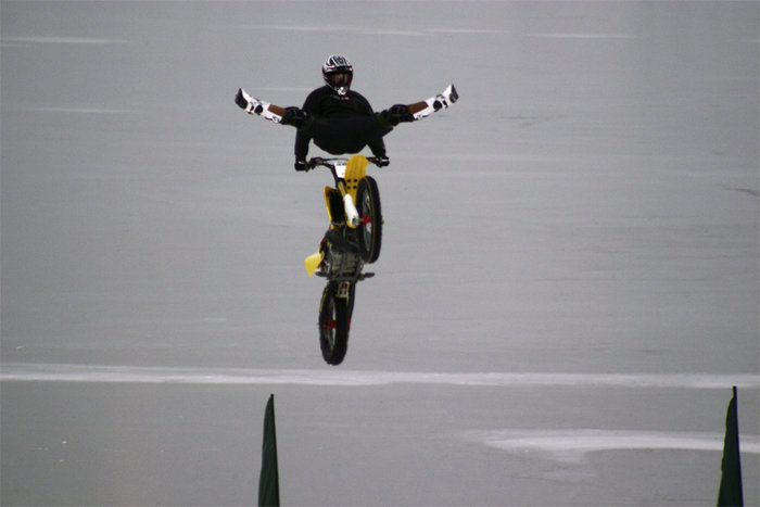 Niklas visar publiken fotsulorna