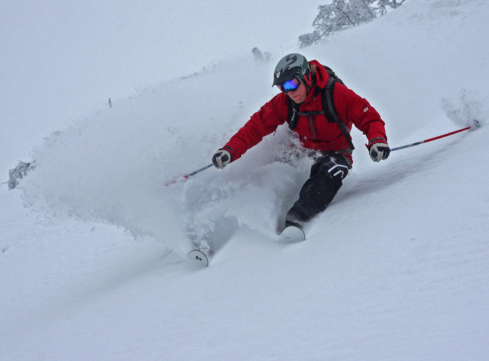 Lokale timmerhusbyggaren och friåkaren Marlon sprutar puder vid Svart'n. 
