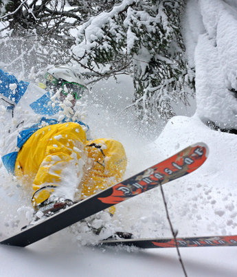 Even Windju visar norskt mod med bakvikt, noll koll och total skidglädje, secret spot nära Høgegga.