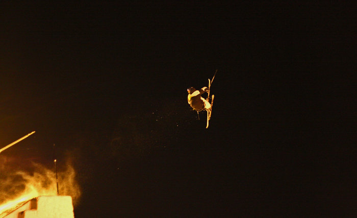 Jon Olsson testar hans och parkansvarige Clas Högströms JOSS-hopp i parken. 