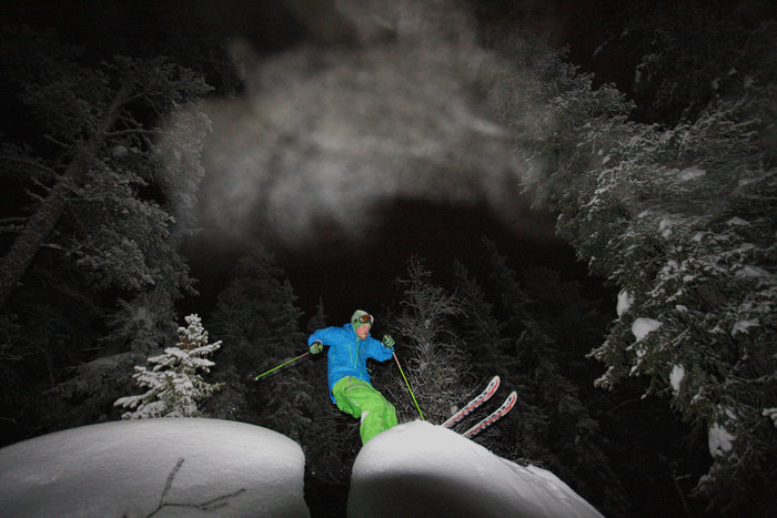 (K)nightrider Bård Strand känner på snösvamparna i skogen kring parkliften Knetta.