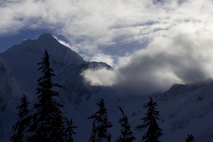 Mount Baker en ovanligt solig morgon. Årssnittet på 16 meter snö faller inte från klarblå himmel.