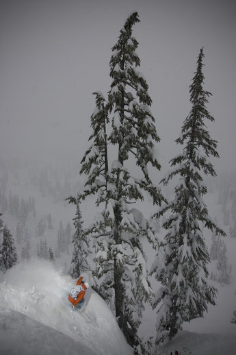 Daniel Furberg i typisk Mount Baker-terräng; brant och lagom många träd