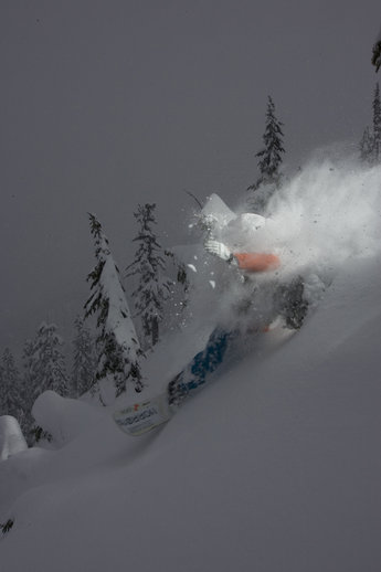 Det gäller att hålla lite avstånd till träden och se upp för så kallade tree-wells, hål som bildas precis runt träden där det inte kommer någon snö.