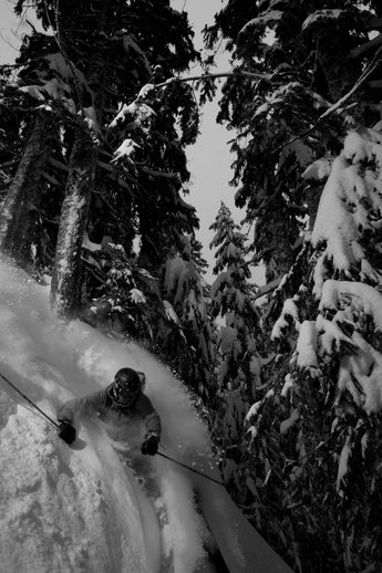 Per Jonsson sträcker på benen efter en lång flygresa från Sverige.