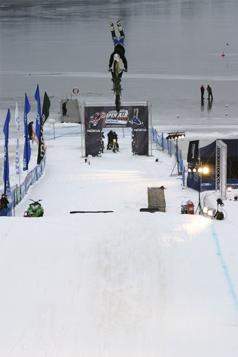 Rikard tittar ut över publikhavet