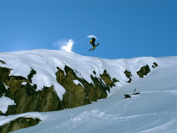 Anton Silvola med en luftig trea ovanför Mattias Fredriksson.