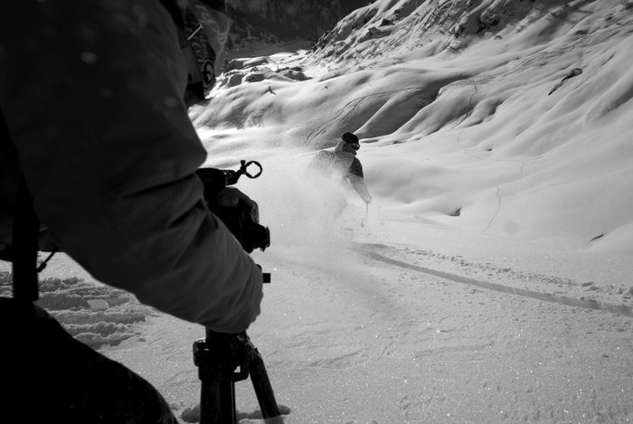 På andra sidan vägen i St Christoph är snön orörd. Johan Rosengren filmar Mårten Bergkvist i några svängar.