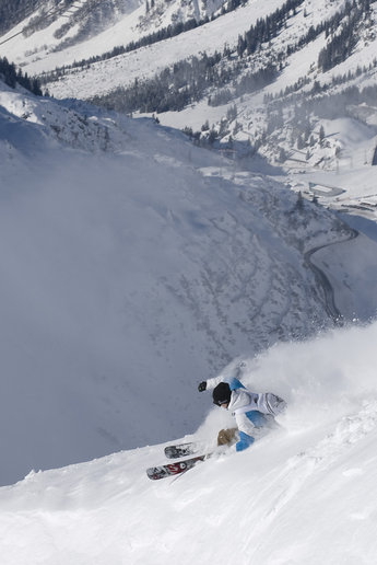 Mårten Bergkvist sprutar upp lite snö i St Christoph.