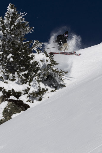 Sebastian Persson hoppar ut från sidan av ett träd.