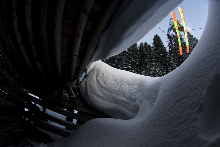 Eftermiddagen efter ett misslyckat step upp försök spenderade vi i skogen och hoppade över en övergiven ladda. Mårten Bergkvist snurrar upp upp och ner från ladan.