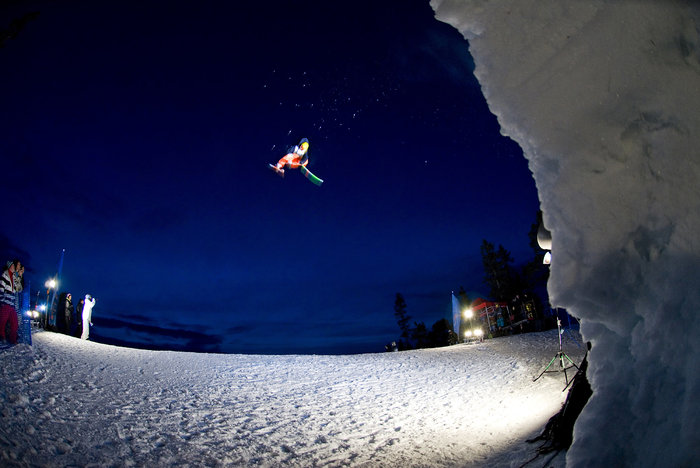 Jakob Lundberg snurrar ett par varv och haller hart i sina skidor.