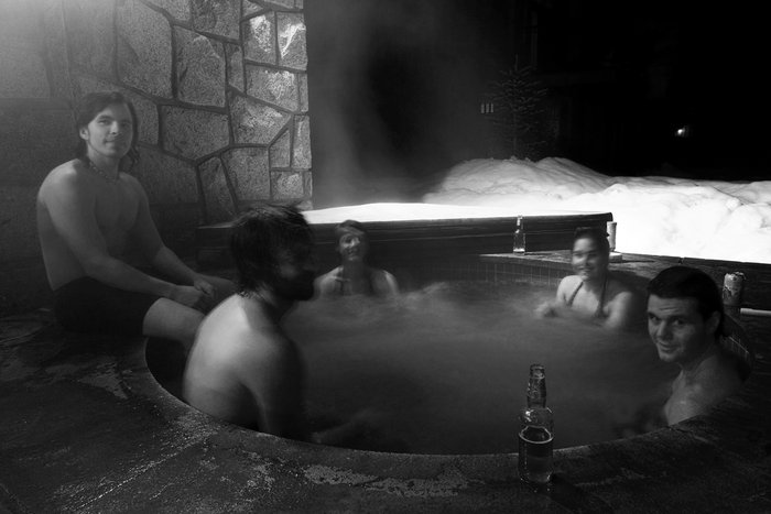 Ahh. Inget är som en öl och lite hot tub efter en hård arbetsdag på berget. Det är ett tufft jobb, med någon måste göra det.