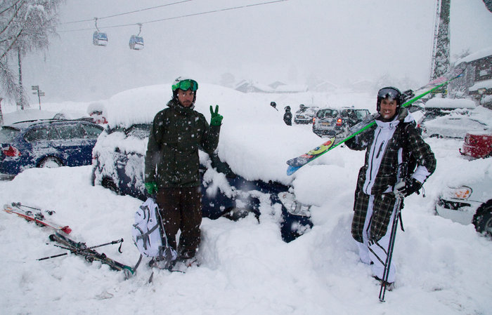 Dan-Marcus och Martin och en bil som hunnit bli översnöad under skiddagen.