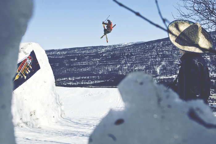 Johan Lilja drar skidan mot kroppen och snurrar runt sin egen axel.