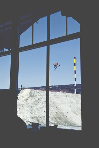 En snabb paus på solbrännet och påfyllning av vätskeförådet samtidigt som Kim utnyttjar transitionen på kornern.