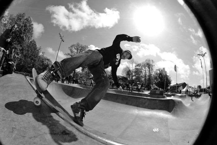 Berra Berggren, som även agerade speaker under skateboar-jamet, känner på coopingen i pooldelen.