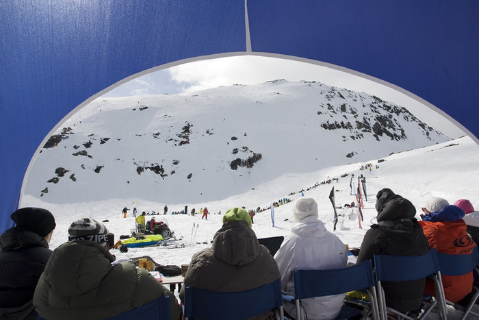 Domarna följer alla svängar och hopp.