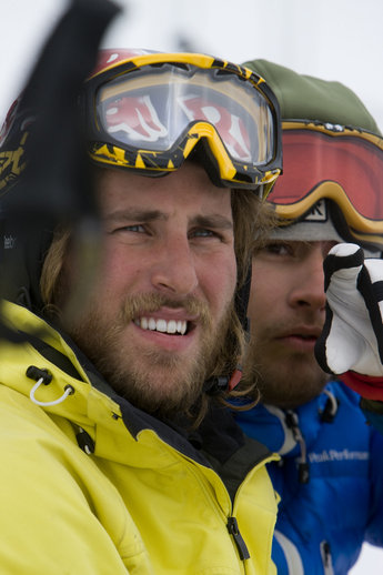 Henrik Windstedt får coaching av Jon Larsson som stod över tävlan i år på grund av sin skadade armbåge.