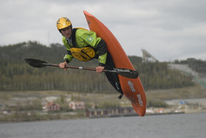 Mats Wålstedt från Dala-Floda flög högt över vattnet utanför Swedbank Arena i Örnsköldsvik.