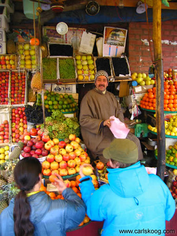 Adam Ü och Tobias Liljeroth köper frukt av the fruit Maharadja i Srinagar.