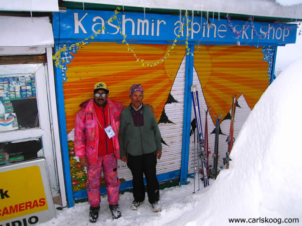 Hamid och Yaseen framför the Kashmir Alpine Ski Shop i Gulmarg.