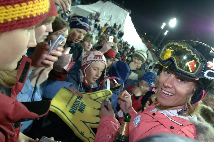 Jon Olsson skriver autografer för fullt.