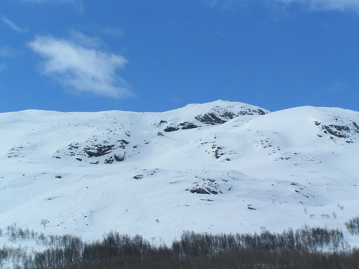 Hemsedalsfjället ur publikens och domarnas perspektiv. Åkarna har hikat i nästan två timmar och har precis kommit upp på toppen.