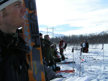 Åkarna har precis kommit till Hemsedalsfjället och funderar över val av linje.