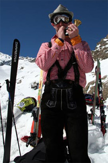 Greve Olivier de Montlivault tutar i sitt bayerhorn innan start.