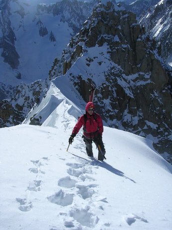 Tomas Olsson nära toppen av Aiguille Verte.